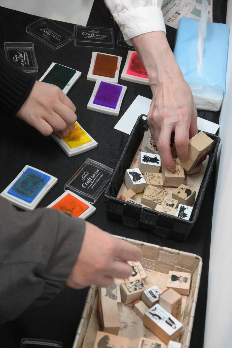 スタンプアートを楽しむ人々