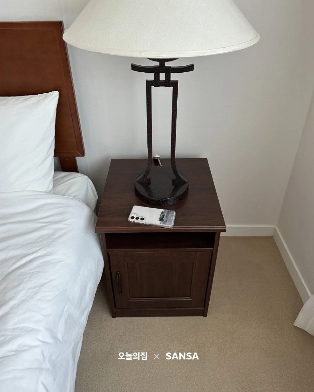 ベッドサイドのスマホとランプ