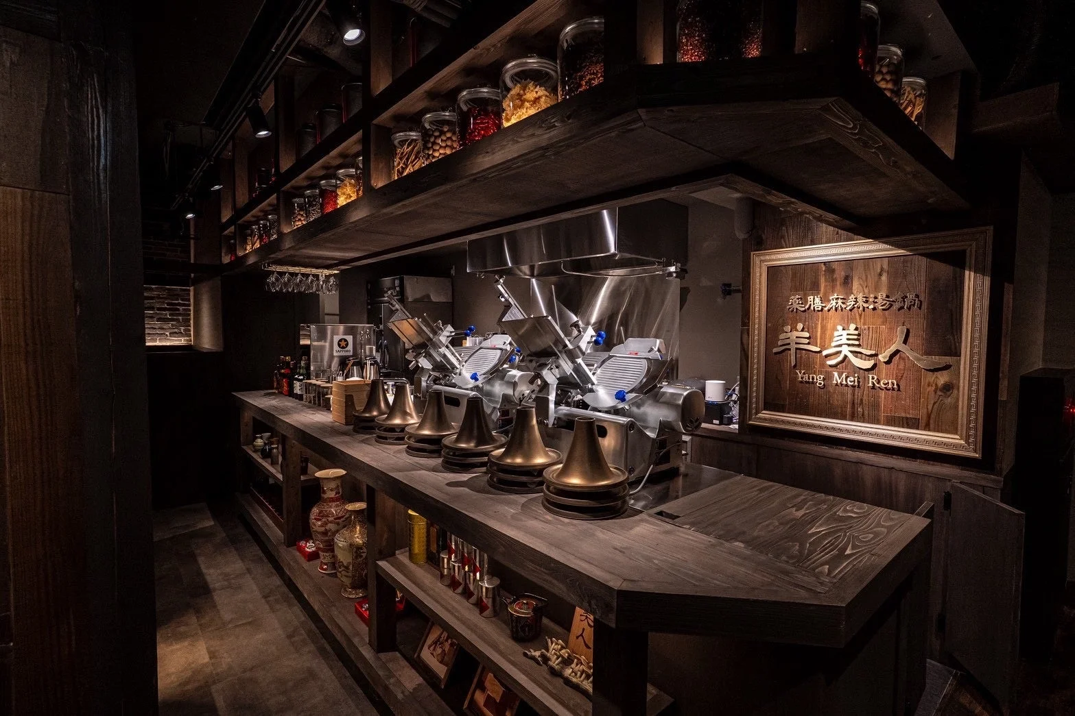 店内の様子（肉スライサーと薬膳棚）