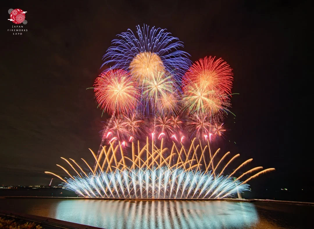 夜空と水面を彩る壮大な花火
