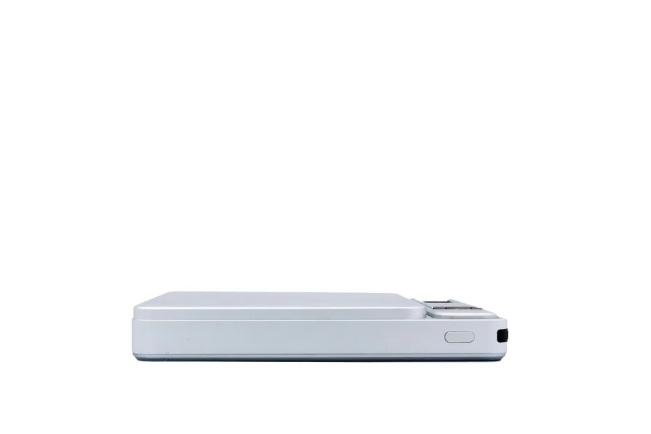 白いデバイスの薄さ