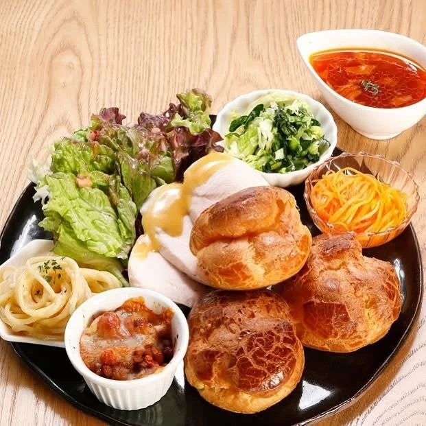 デリ風のランチが並んだ黒いプレート