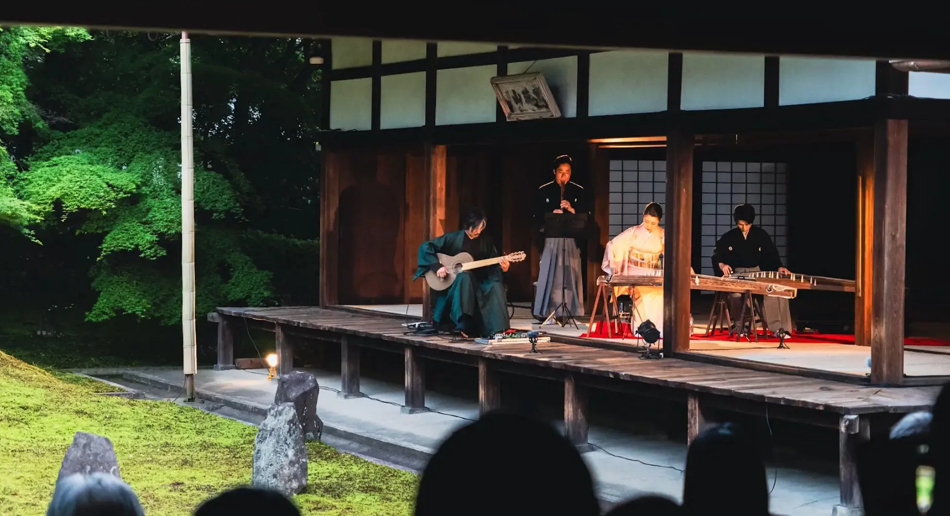 音楽、演奏、和楽器、ギター、箏、着物、伝統、日本庭園、屋外、夜、文化、イベント、ライブ、パフォーマンス、和風