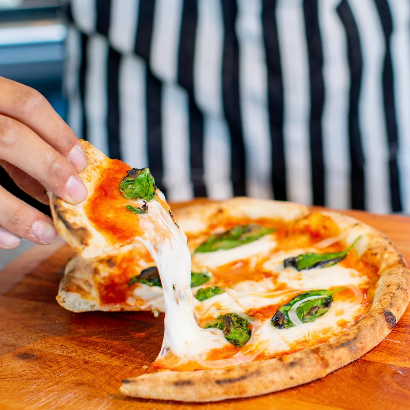 焼きたてのマルゲリータピザ