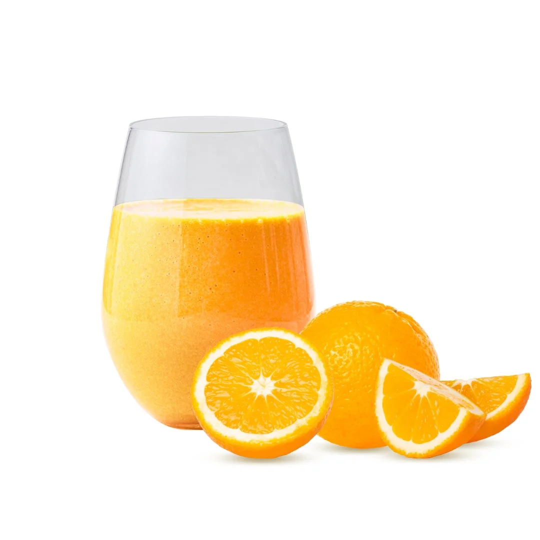 白い背景に、オレンジ色のスムージーが入ったグラスと、丸ごとのオレンジ、そしてカットされたオレンジが並べられています。
