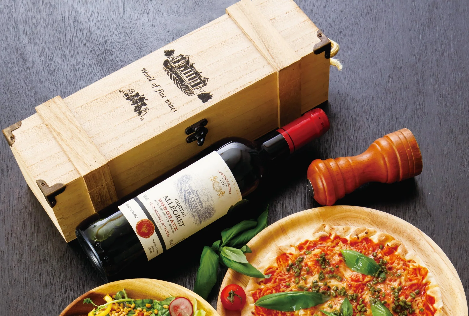 ワインとピザが並ぶ食卓