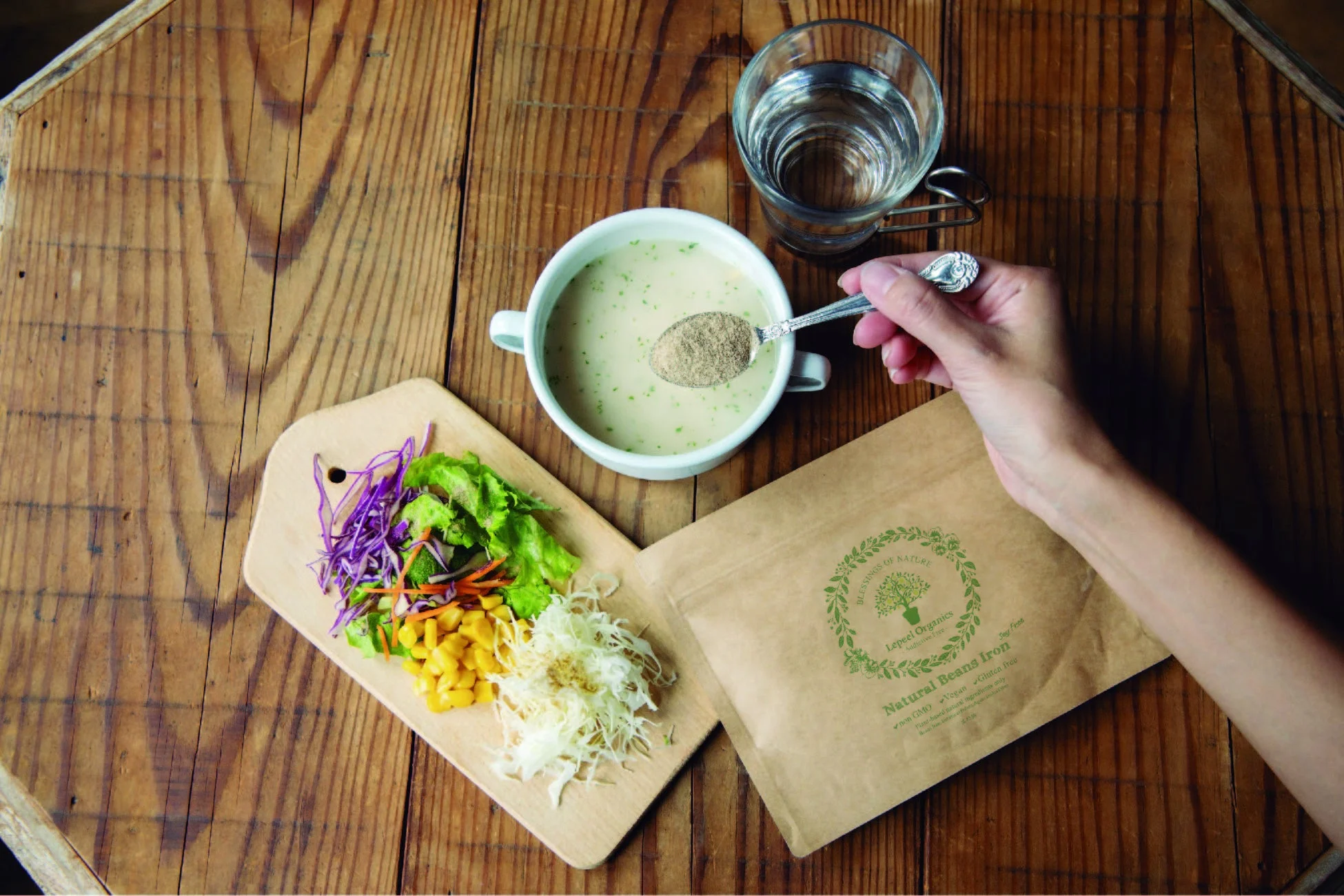 Lepeel Organicsの「Natural Beans Iron」の袋と健康的な食事