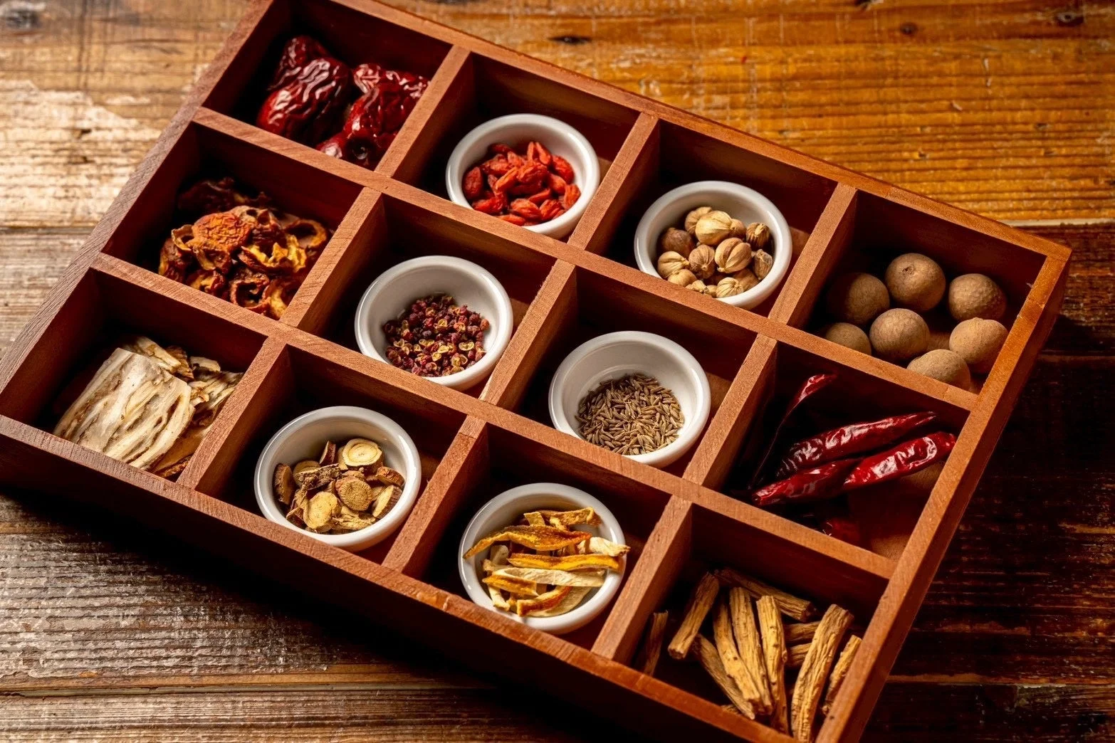 木箱に並べられた薬膳食材