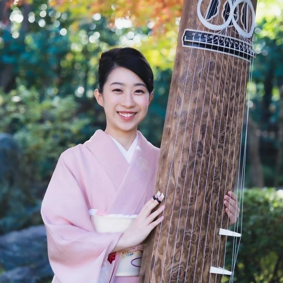 若い女性、着物、琴、和楽器、笑顔、屋外、秋、紅葉、日本文化