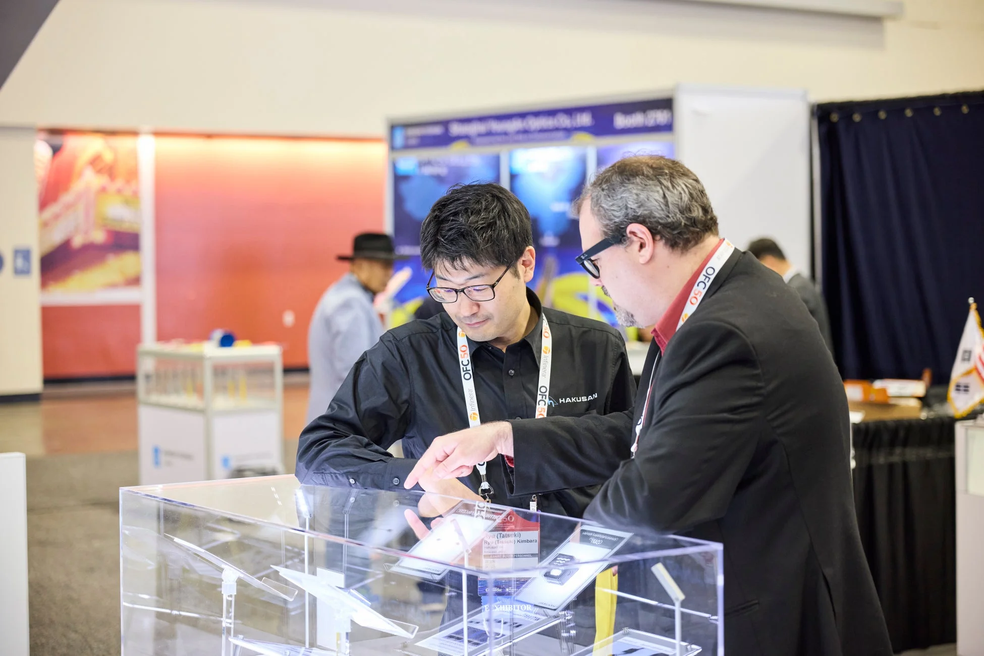 展示会での商談風景