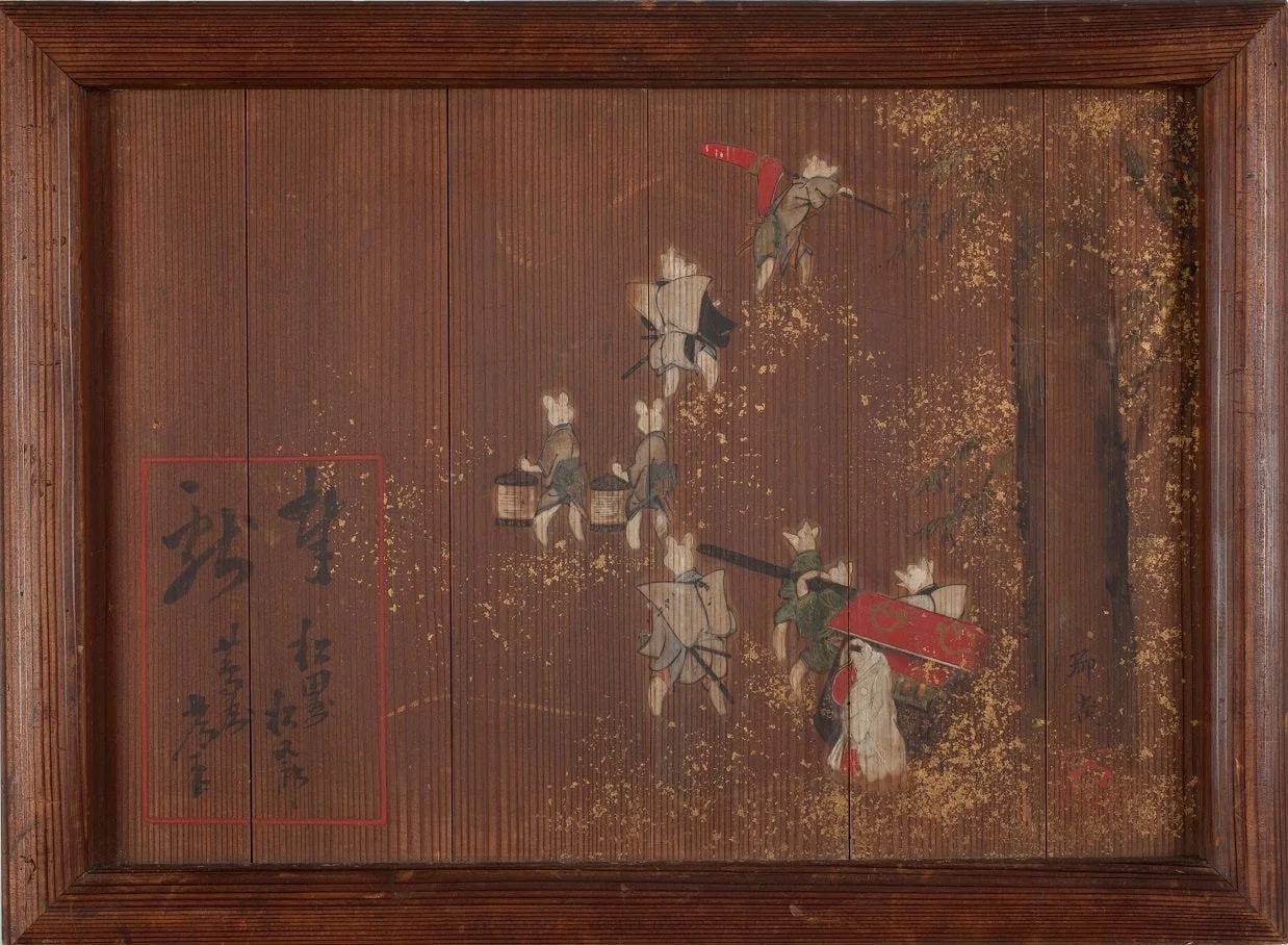 伝統的な衣装をまとった狐たちが列をなして歩く日本画