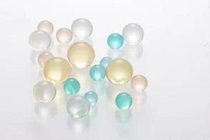透明感のある様々な色とサイズの球体ビーズ