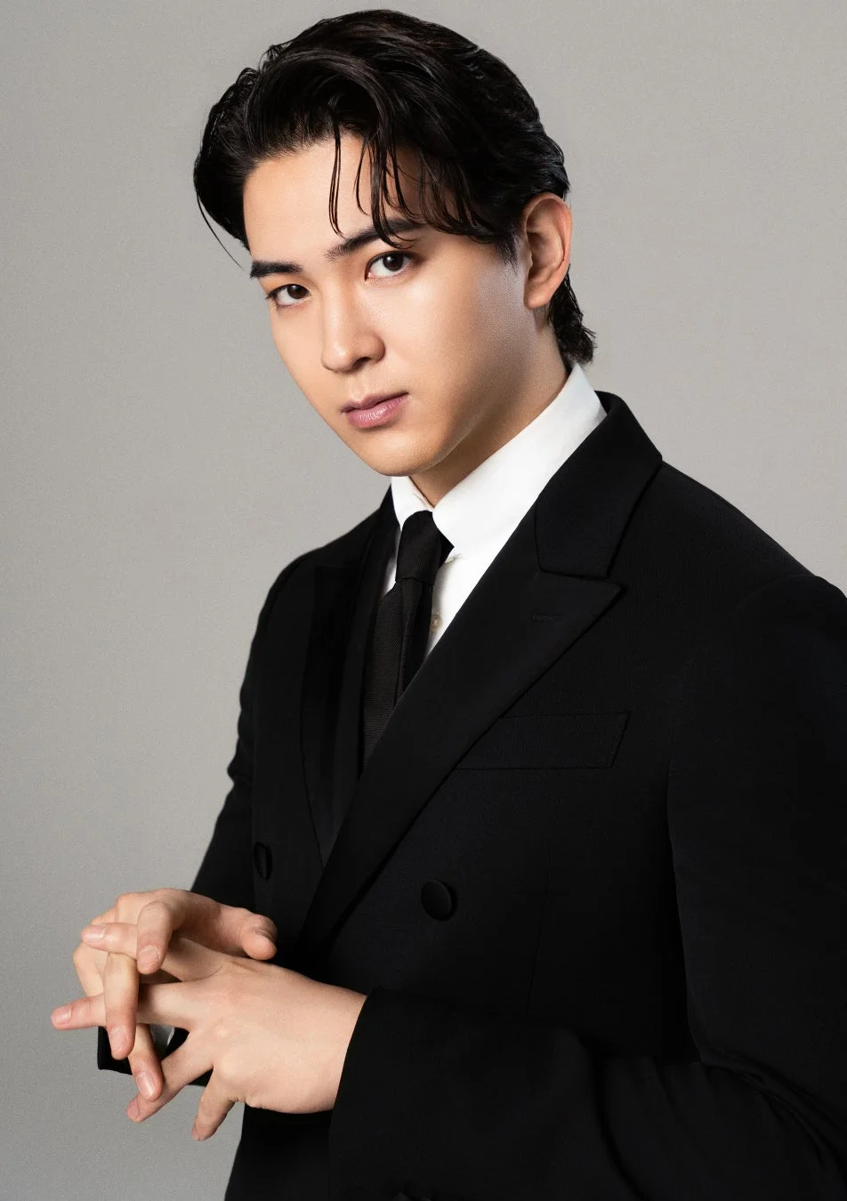 黒いスーツを着用したアジア人男性のポートレート