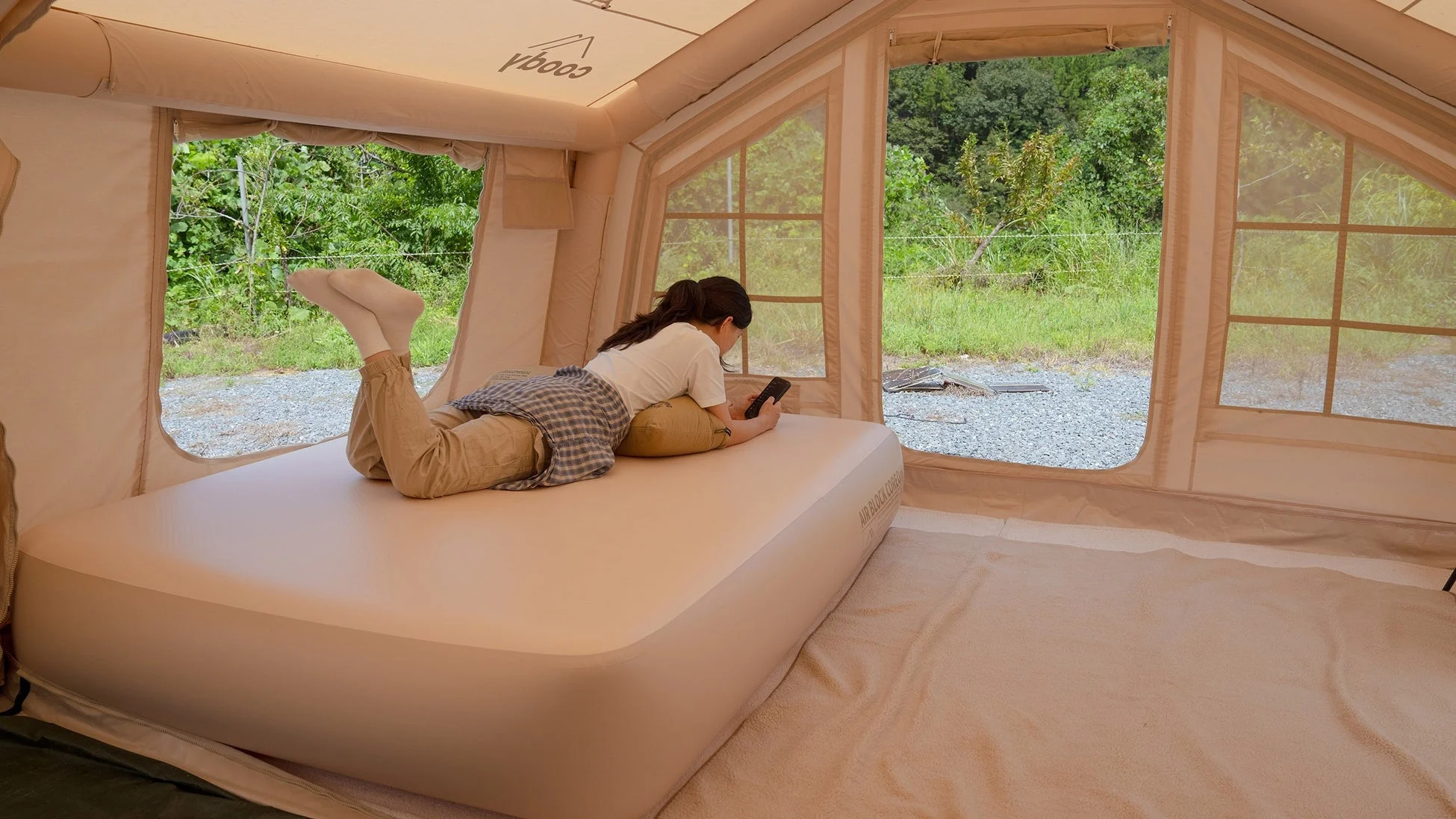 テント内でくつろぐ女性