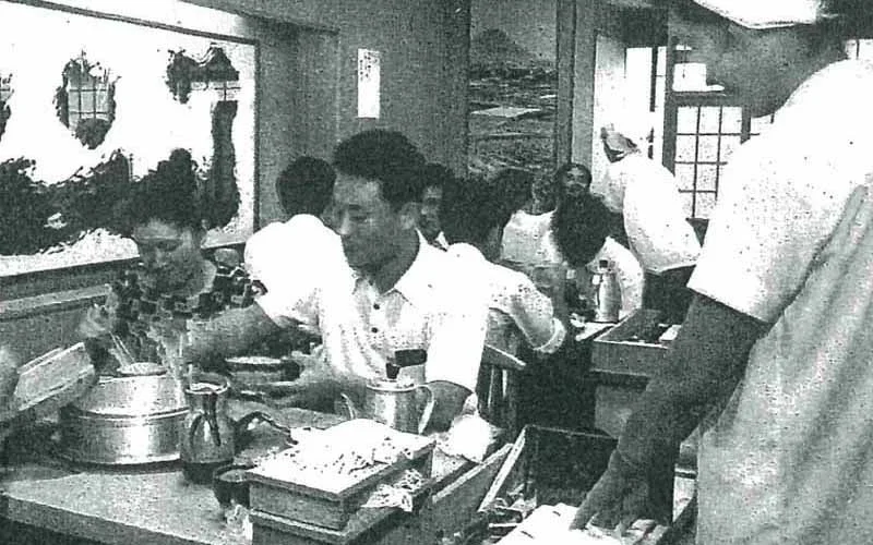 レストラン、食堂、食事、人々、賑やか、昭和、白黒写真、調理場、蒸気、活気