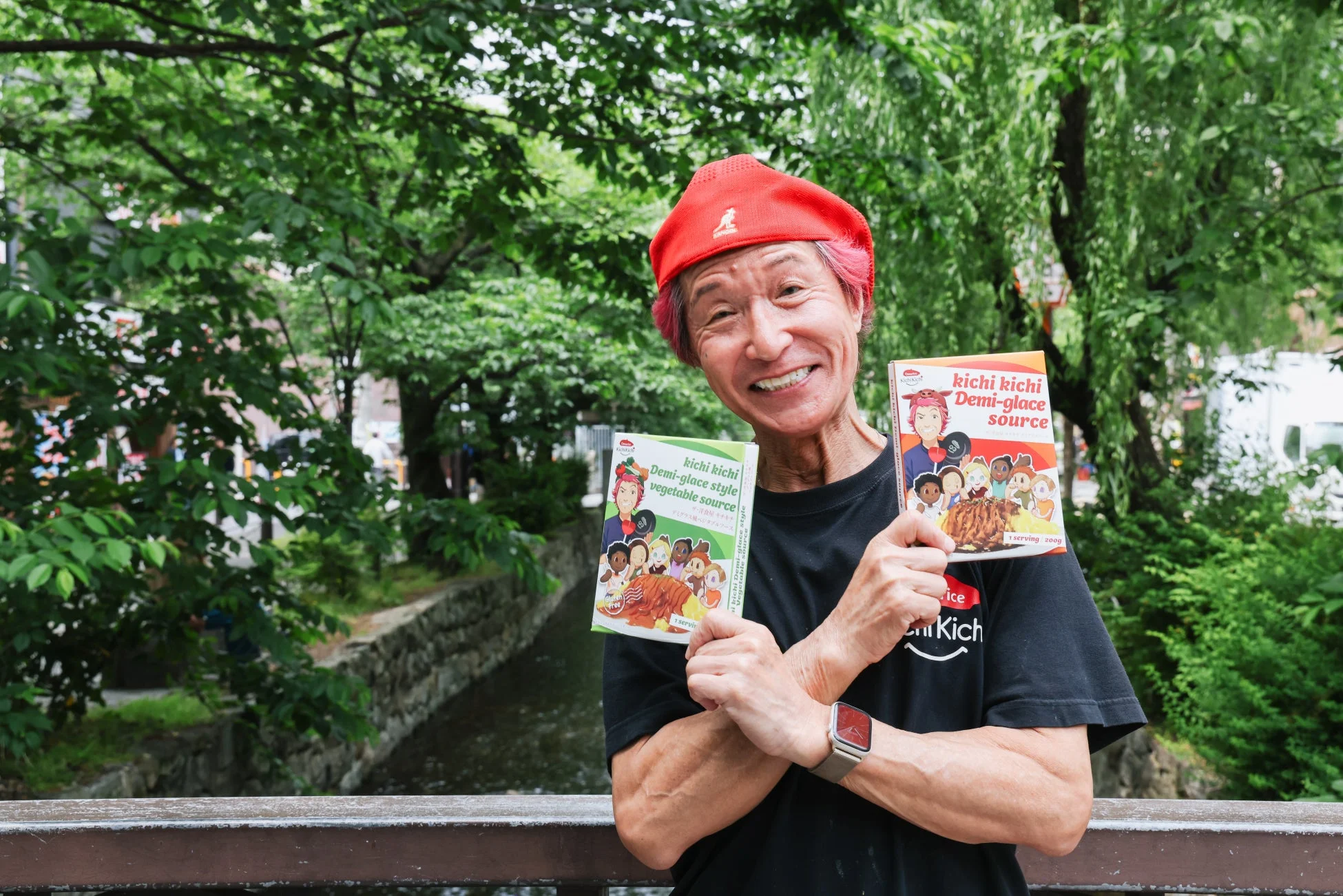 デミグラスソース商品を手に笑顔のキチキチ