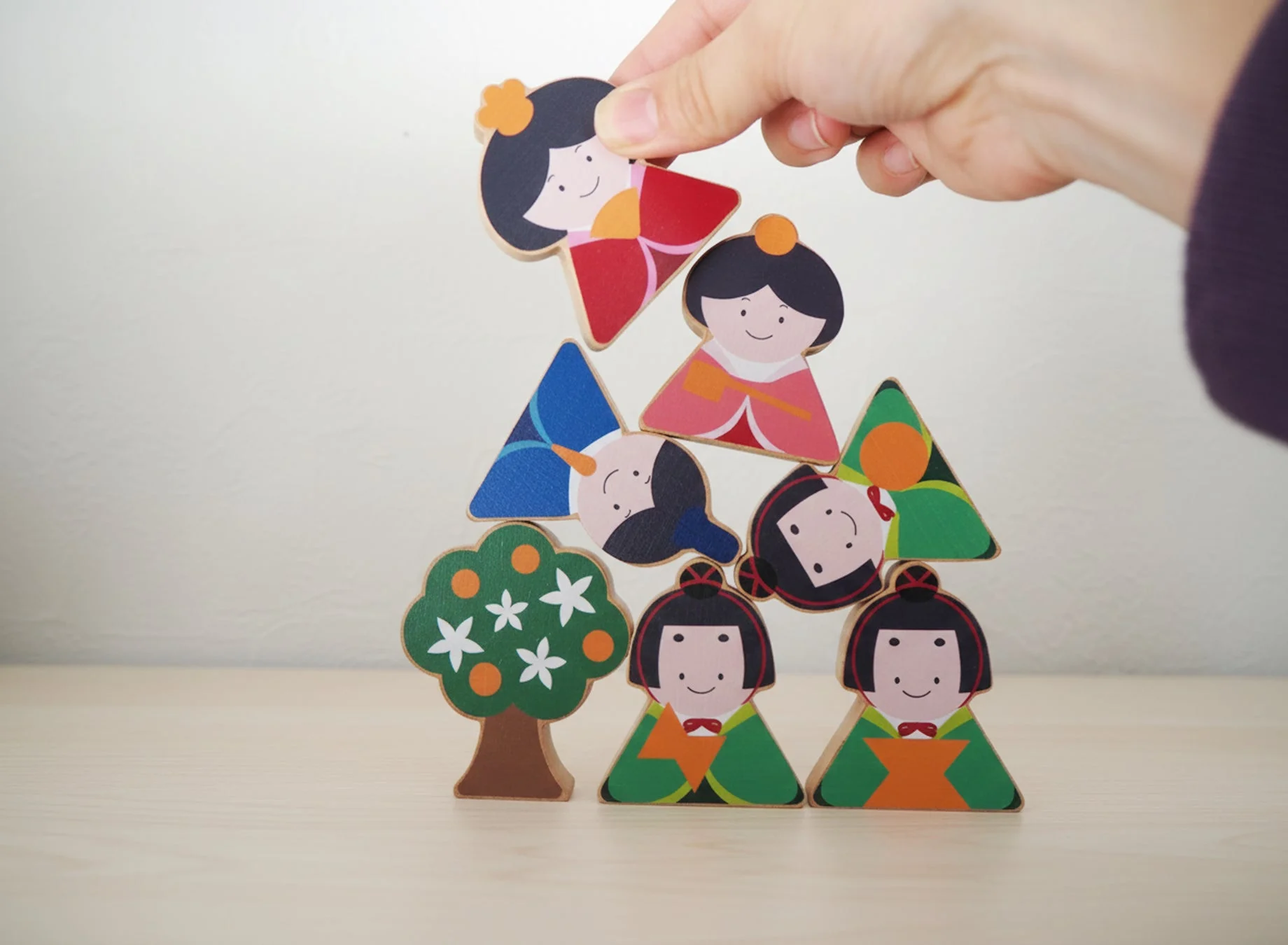 手が積み木を積む様子