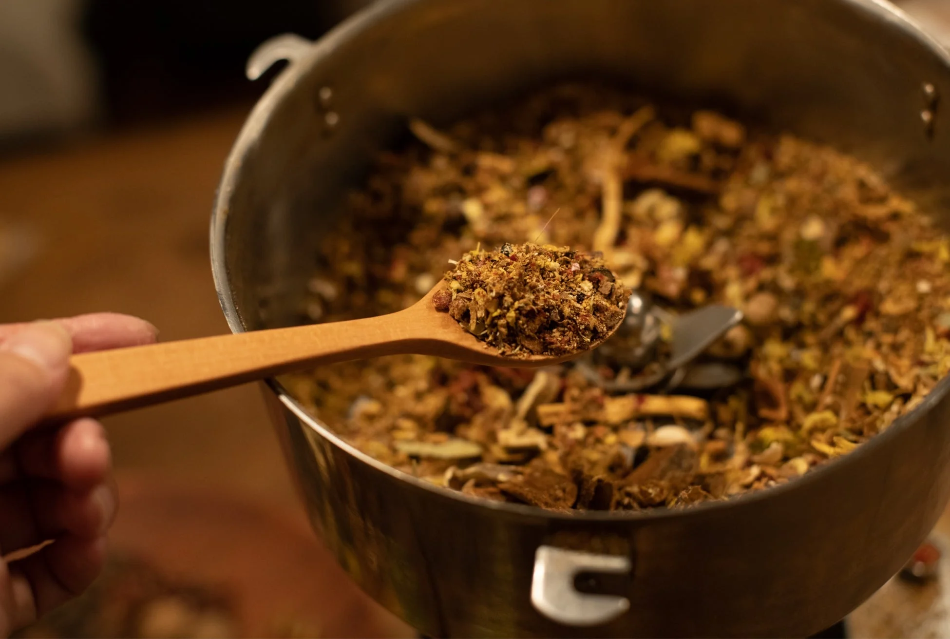 挽かれたスパイスと鍋