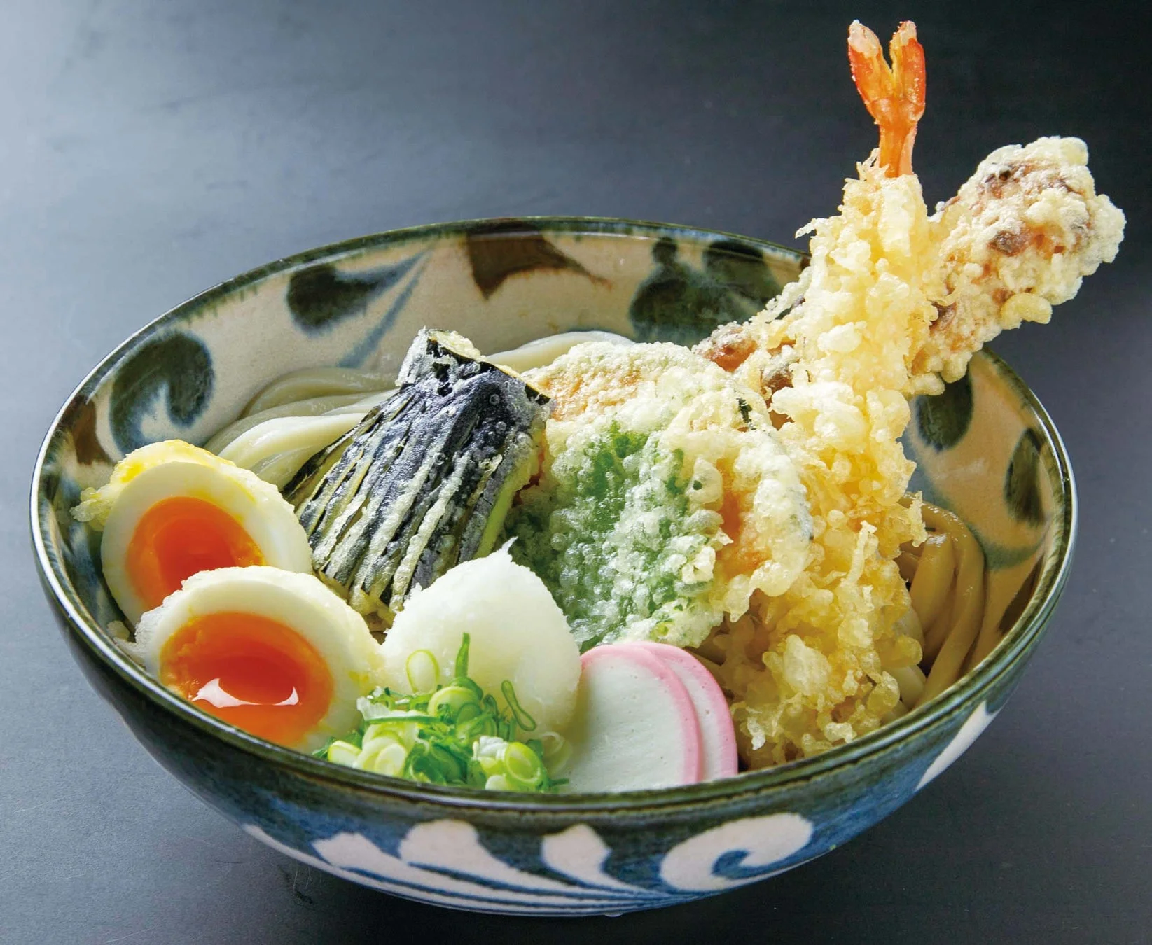 うどん、天ぷら、海老天、なす天、半熟卵、かまぼこ、大根おろし、ねぎ、麺料理、和食、日本料理、食事、定食
