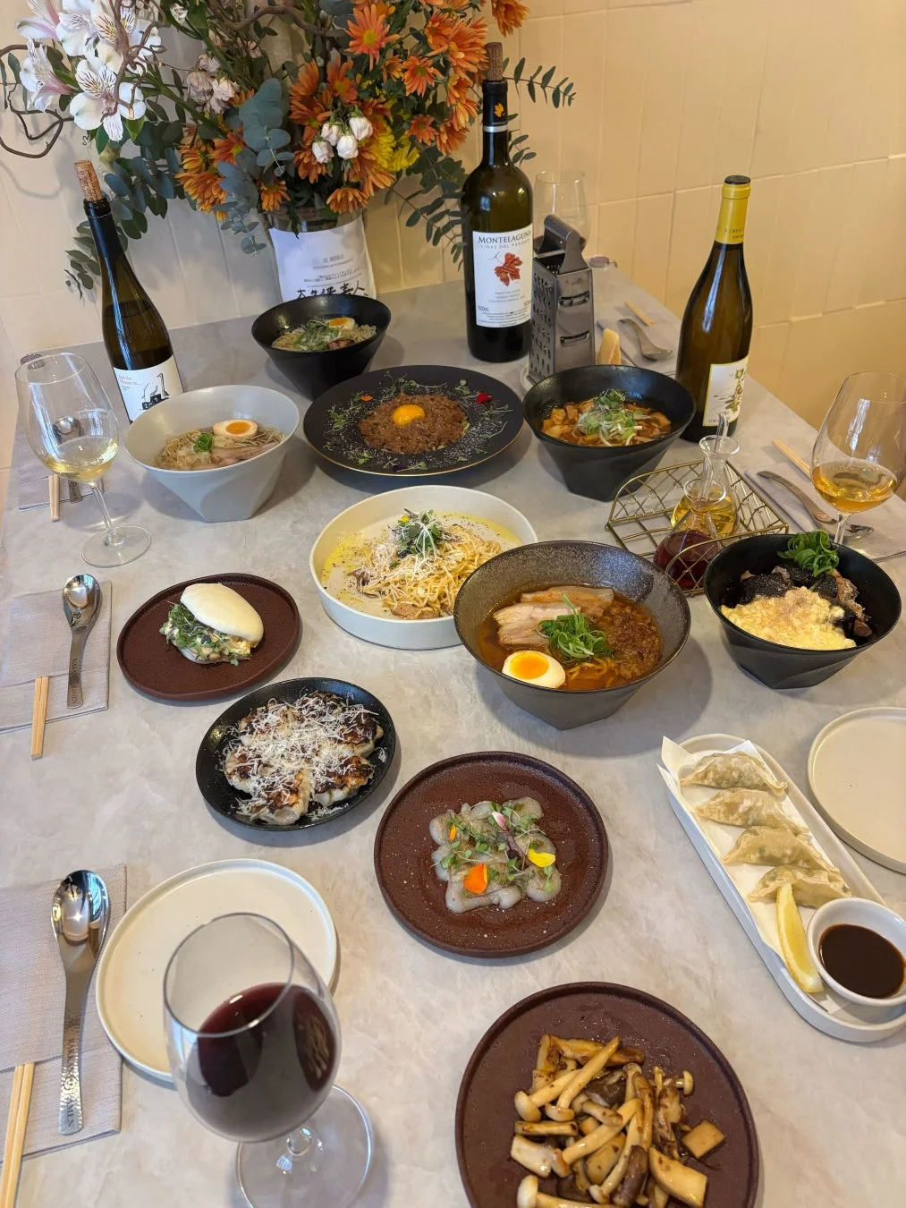 ラーメン、パスタ、餃子などが並ぶ食卓