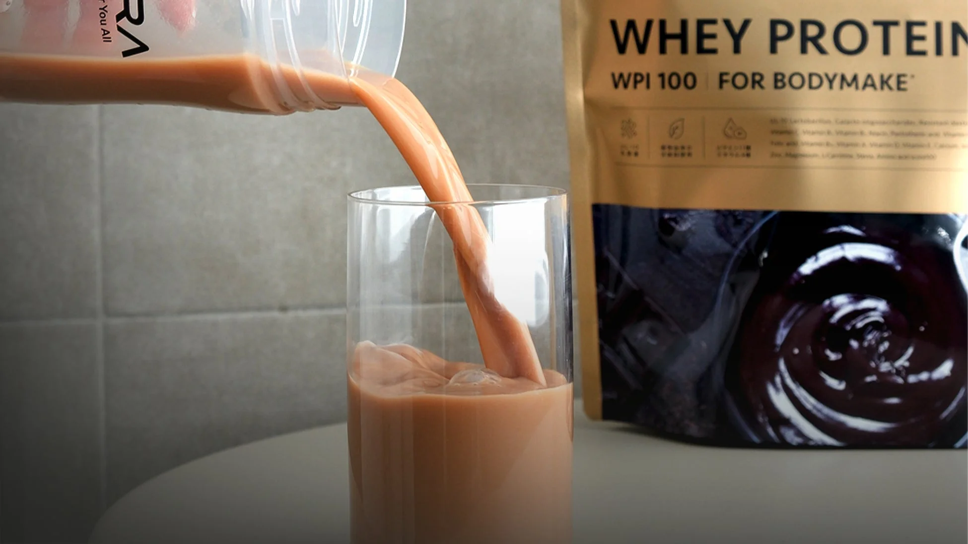 プロテインをグラスに注ぐ様子