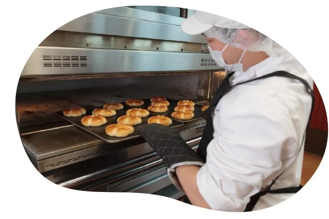 パンをオーブンに入れる職人