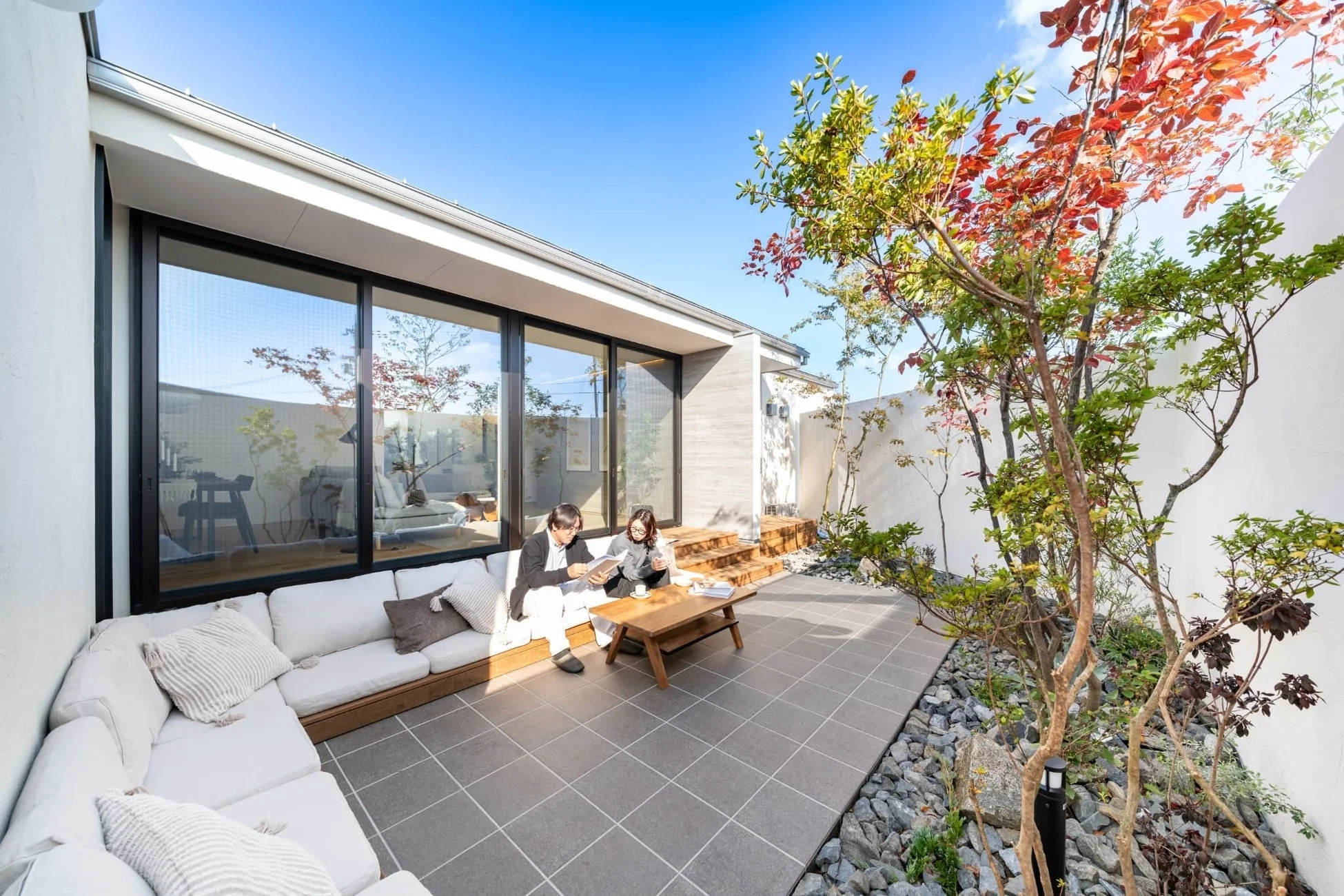 中庭でくつろぐ夫婦の画像