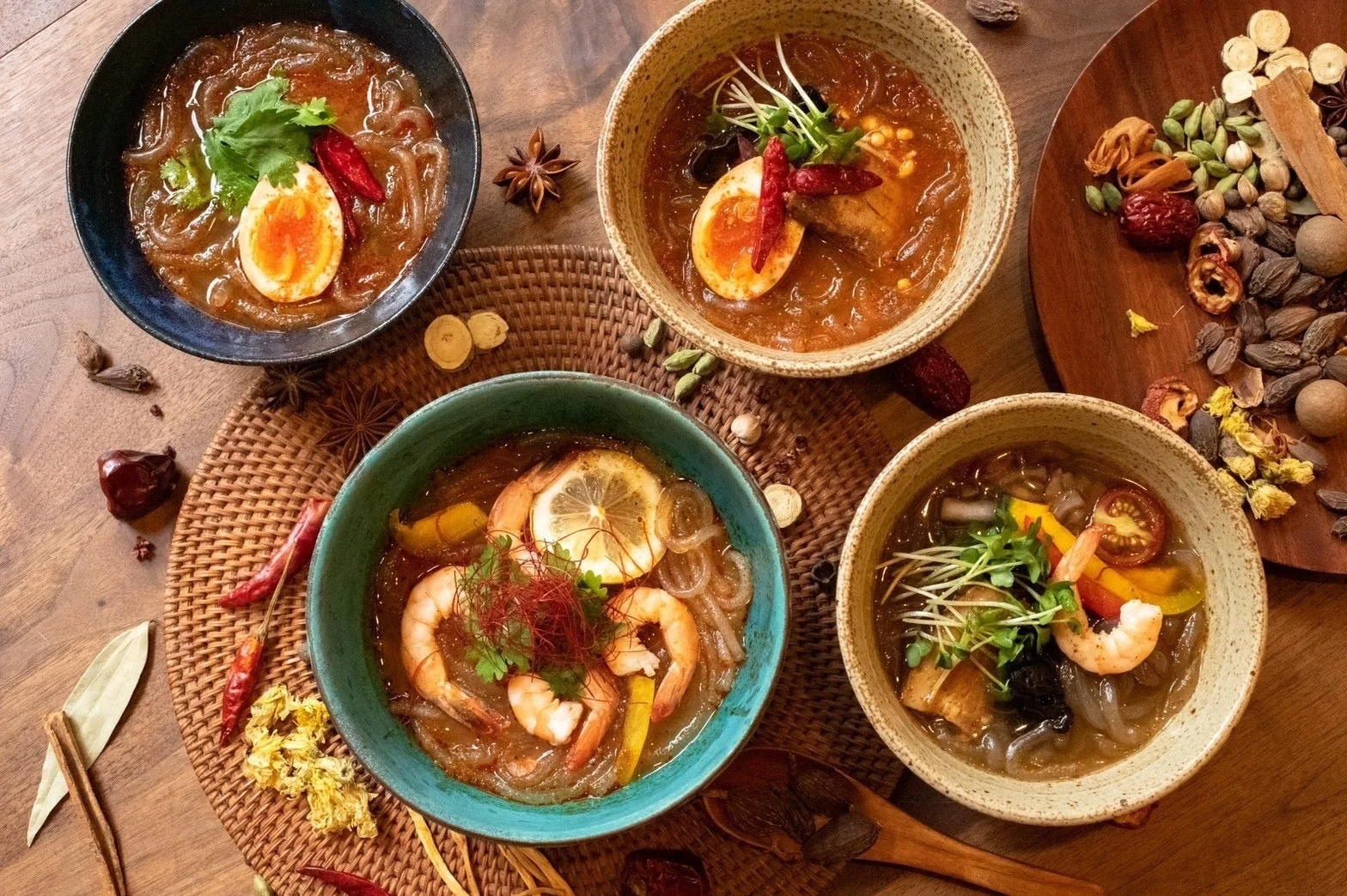 複数のエスニック風麺料理とスパイス