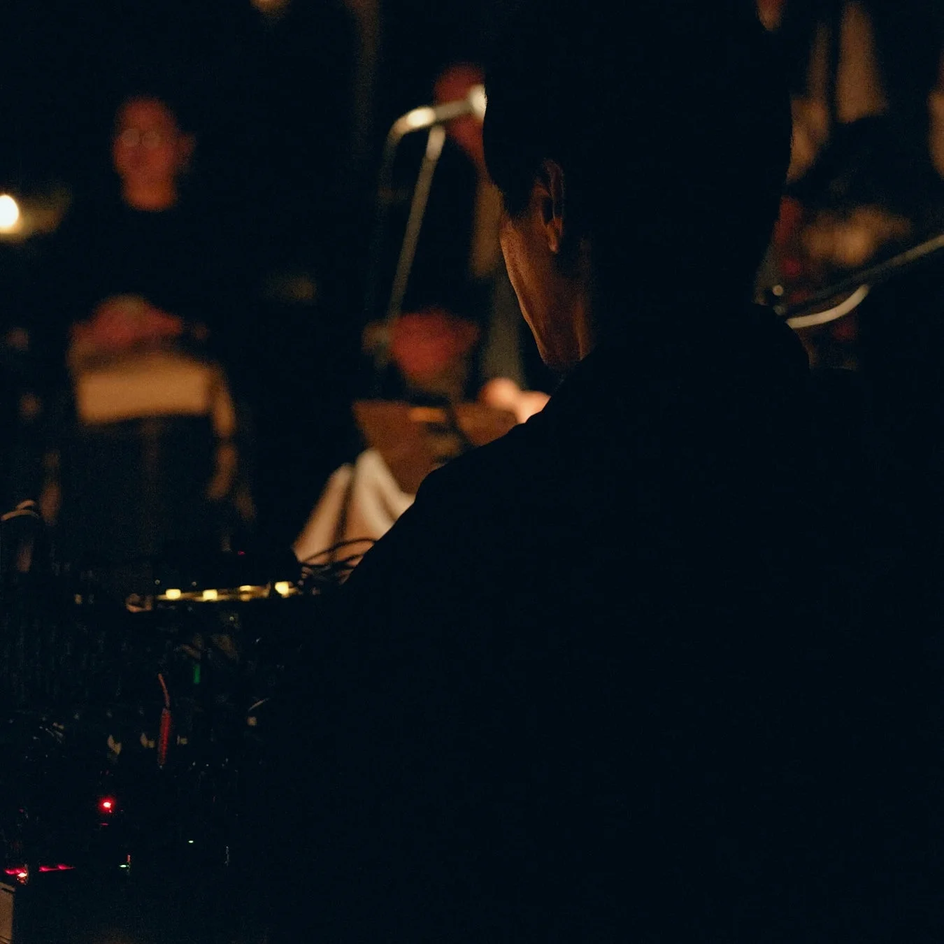 ライブ、イベント、音楽、パフォーマンス、DJ、機材、人物、後ろ姿、夜、暗い、屋内