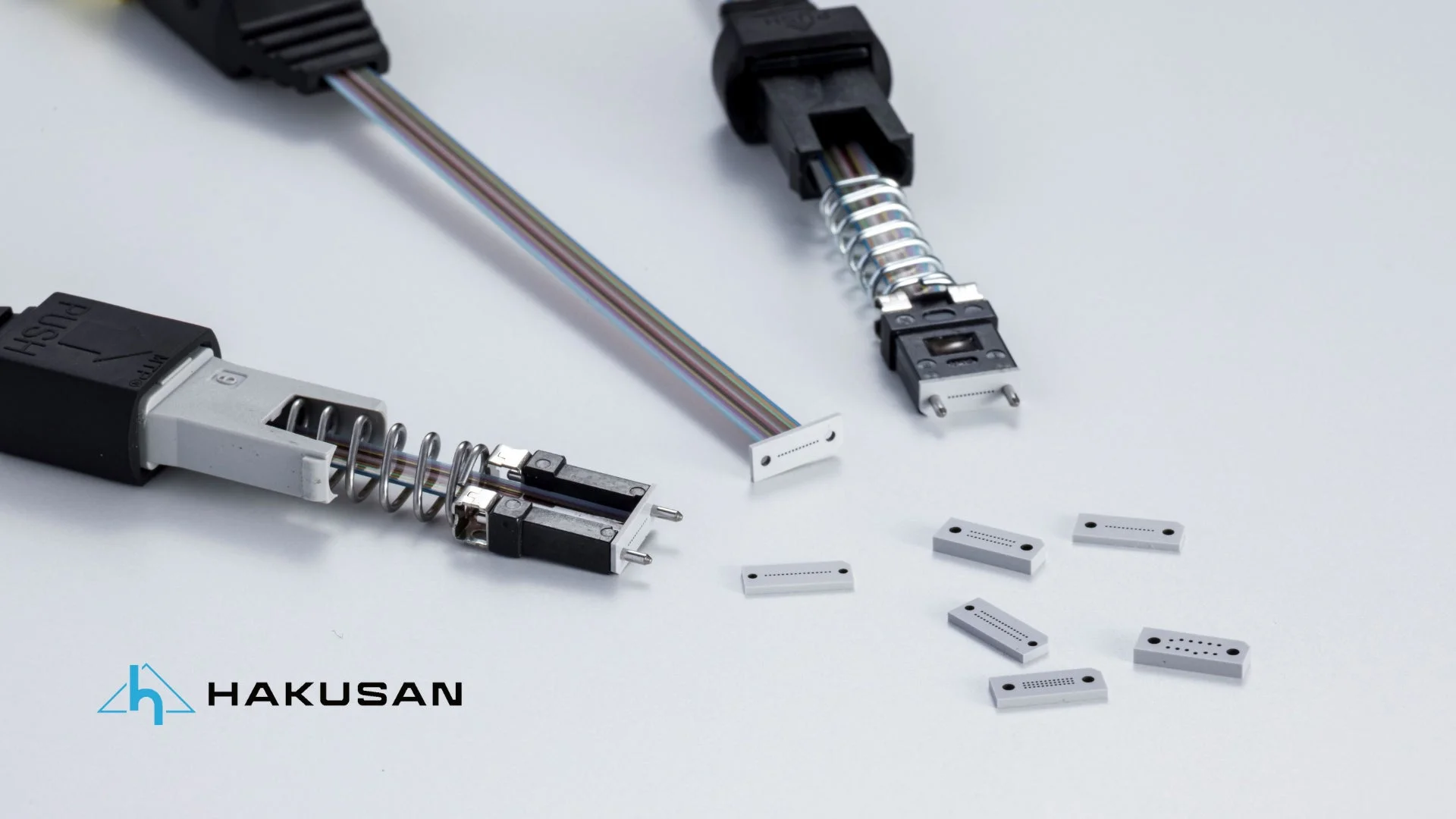 光ファイバーケーブルとコネクタ部品