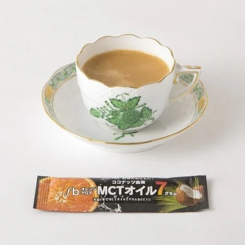 MCTオイル7とコーヒーカップのイメージ
