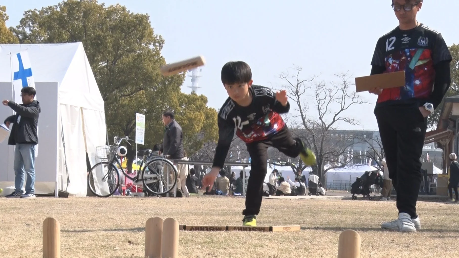 モルックを楽しむ少年