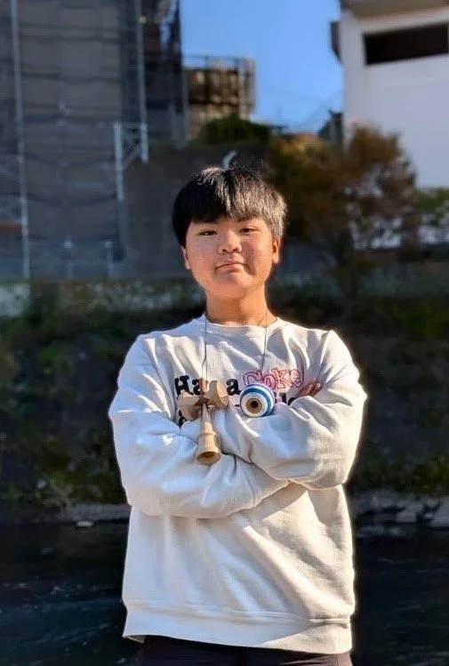 若者 けん玉 屋外