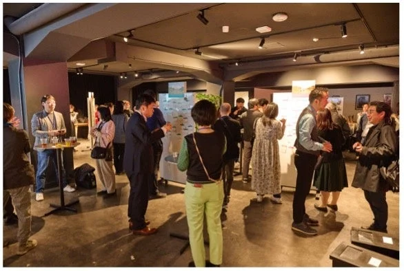 イベント会場で交流する人々