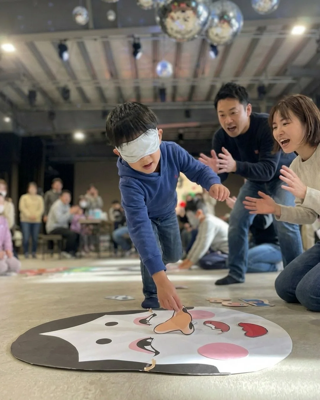 福笑いを楽しむ親子