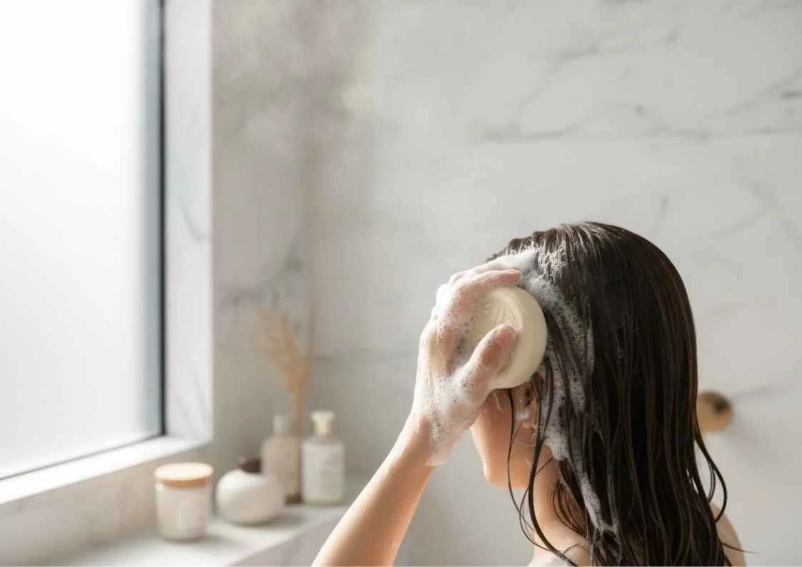 女性がシャンプーバーで髪を洗う様子