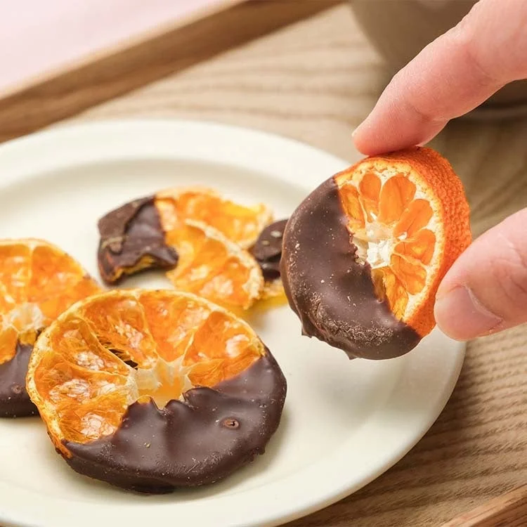 ドライオレンジをつまむ手