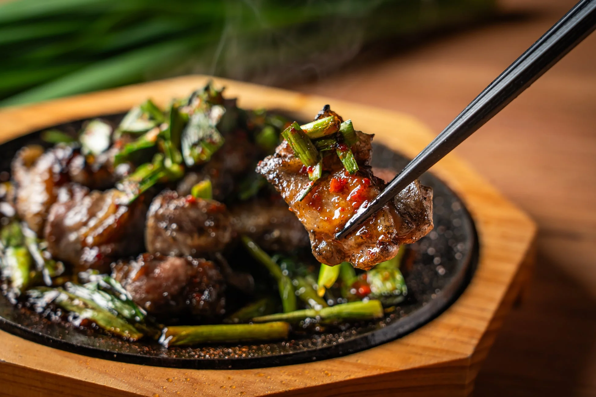 ニラどっさり旨辛ダレ 春の地鶏炭火焼