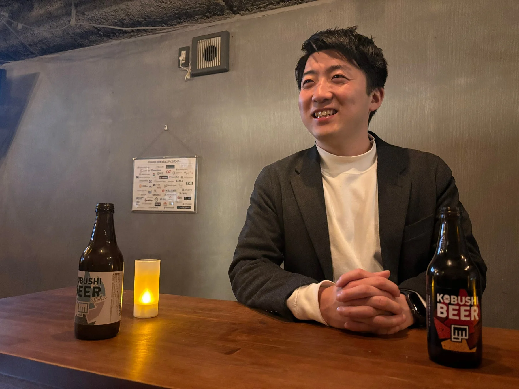 男性がビールを飲みながら話す様子