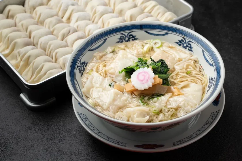 ワンタン麺と未調理ワンタン