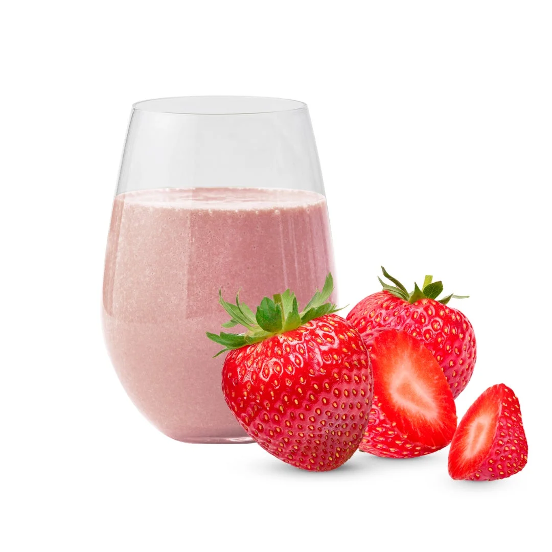白い背景に、いちごのスムージーが入ったグラスと、数個の新鮮な赤いいちごが並べられています。一部のいちごは半分にカットされており、断面が見えています。爽やかで美味しそうなドリンクとフルーツの組み合わせです。