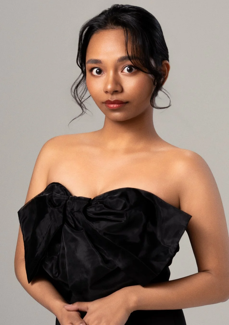 黒いリボン飾りのベアトップを着た女性のポートレート