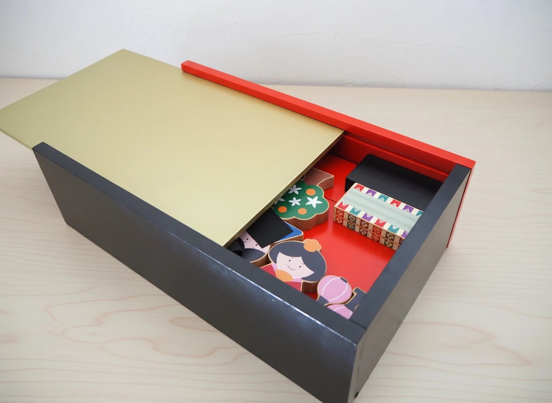 収納箱の蓋を閉める様子