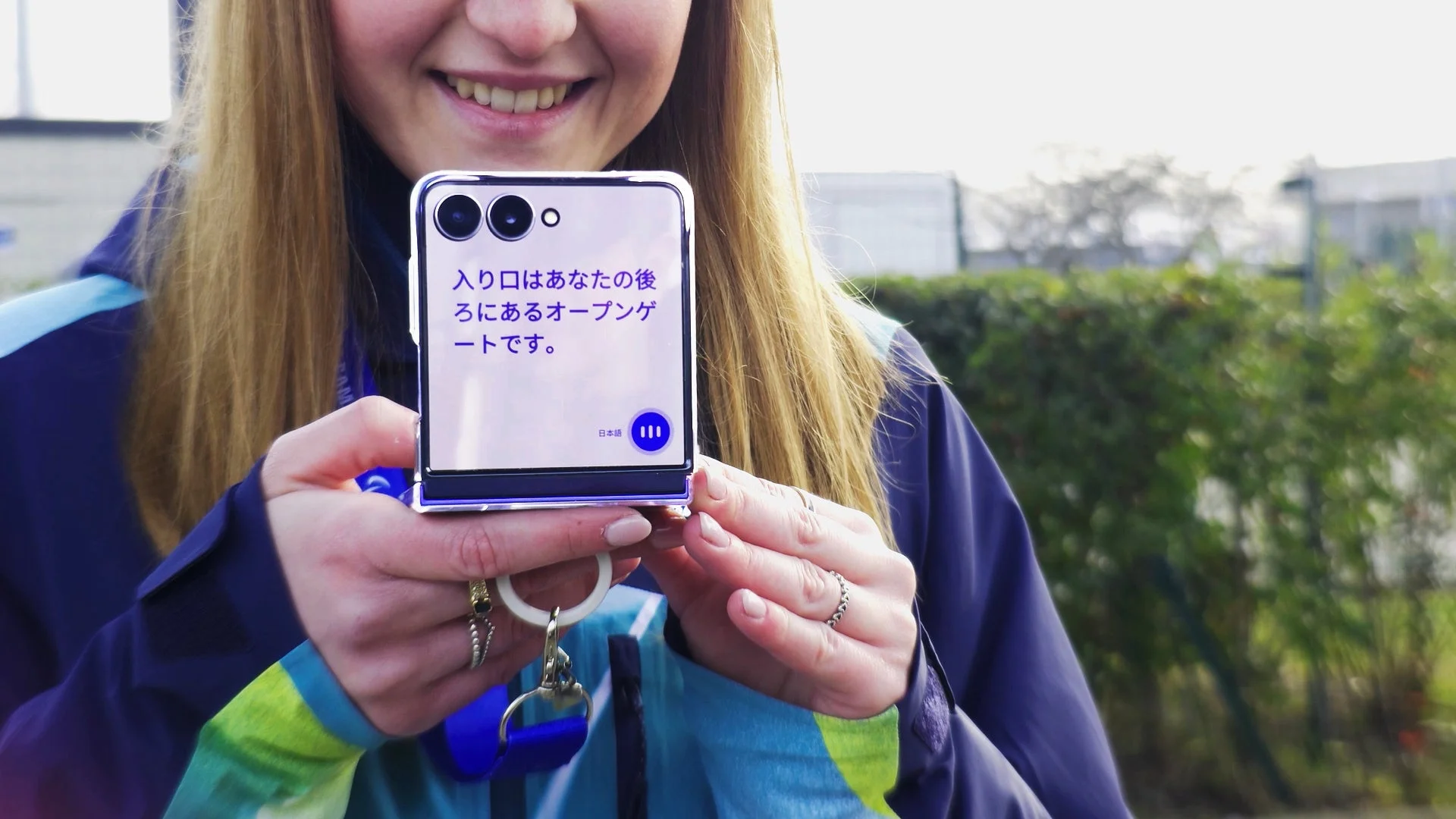 屋外で翻訳アプリを使用する女性