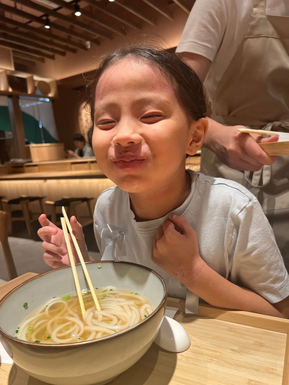 うどんを食べる子供