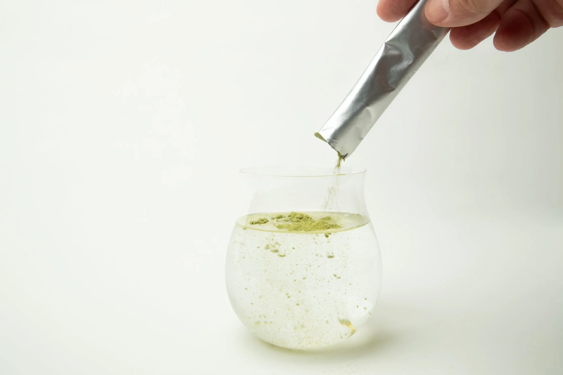 粉末を水に注ぐ様子