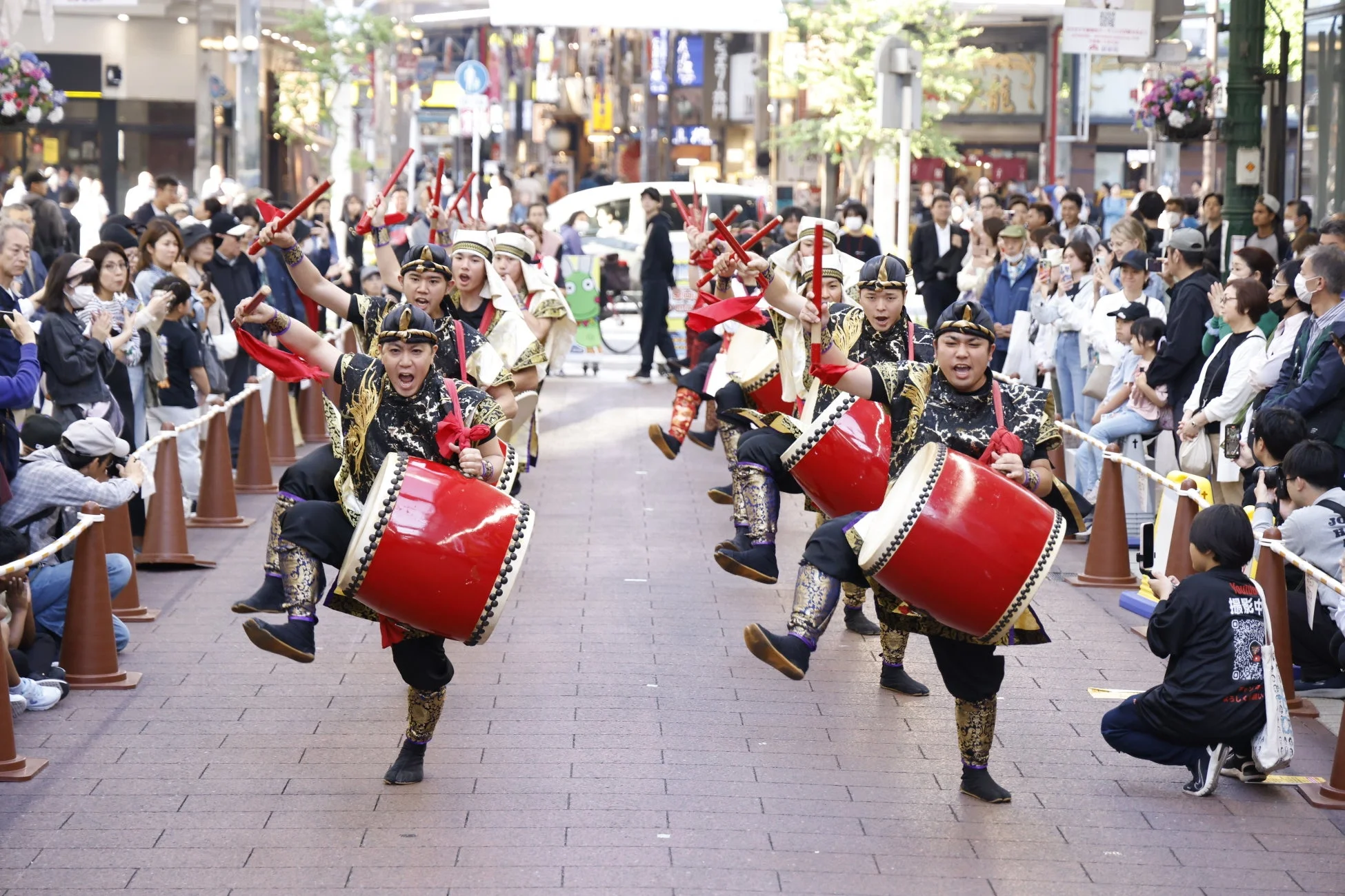 街を練り歩くエイサー