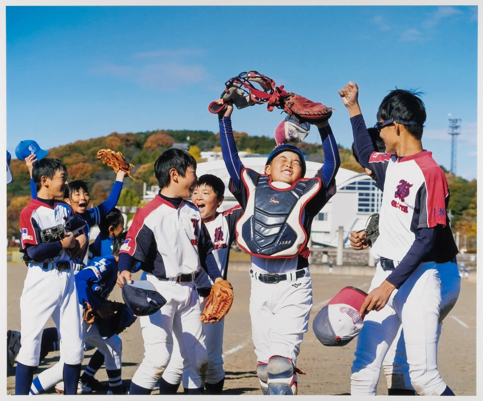 少年野球で喜ぶ選手たち