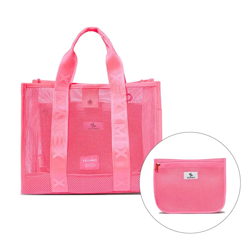鮮やかなピンク色のメッシュ素材のトートバッグとポーチ。