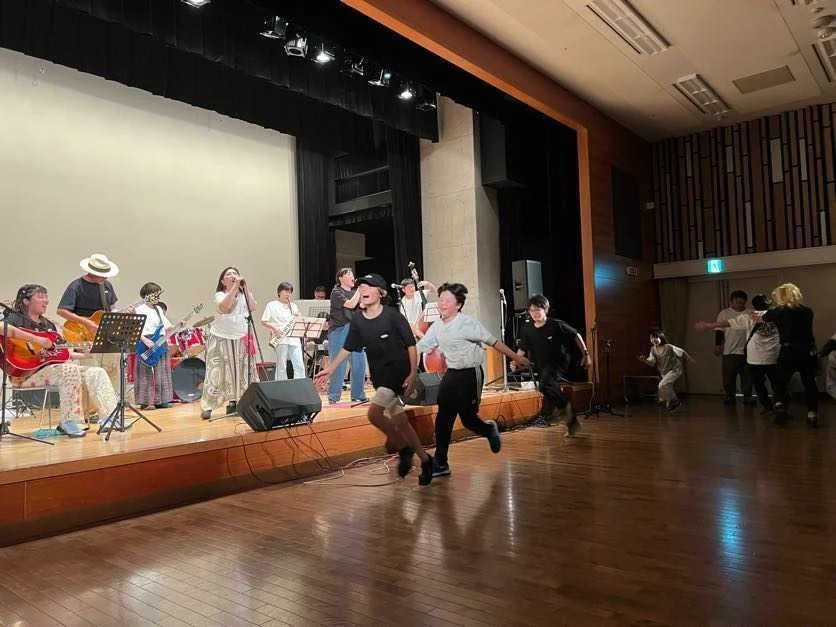 ステージで演奏するバンド